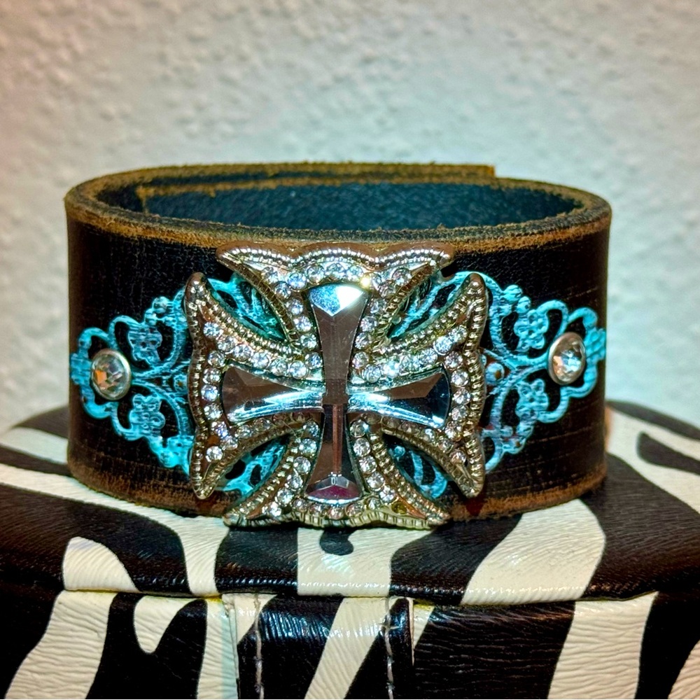 Leather Cuff Bracelet Rhinestone Cross Medallion Turquoise Accents Rodeo Luxe - Picture 6 of 9
